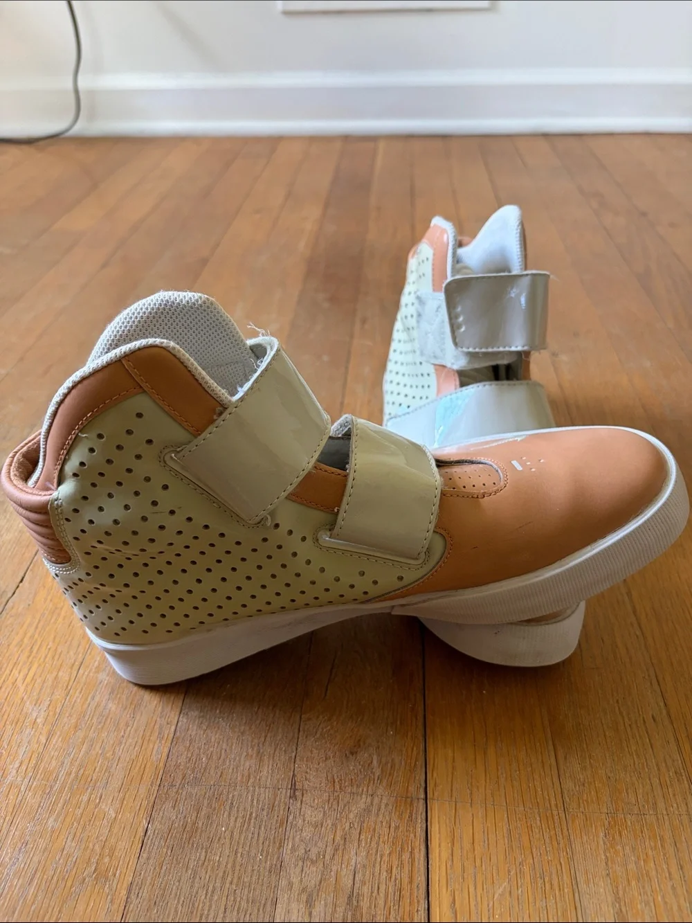 Nike FLY STEPPER 2K3  High-Top Sneakers in Tan and Cream Velcro